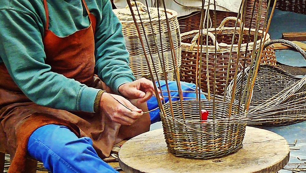 Un antico mestiere: il cestaio.